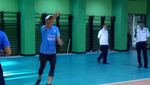 Smash! Aksi Sandiaga Main Voli di GOR Bulungan