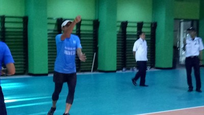 Smash! Aksi Sandiaga Main Voli di GOR Bulungan