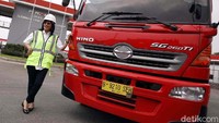 Karen dikenal sebagai wanita pertama yang pernah memimpin Pertamina. Rachman Haryanto/detikcom. Karen dikenal sebagai wanita pertama yang pernah memimpin Pertamina. Rachman Haryanto/detikcom.