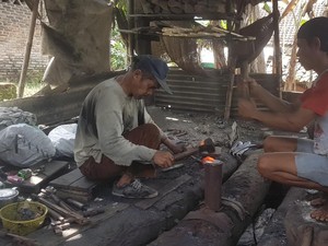 Desa Ini 7 Turunan Bikin Golok Jawara, Terima Order Pedang Beracun