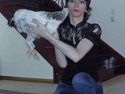 Sosok YouTuber Wanita Frustrasi Penebar Teror Maut