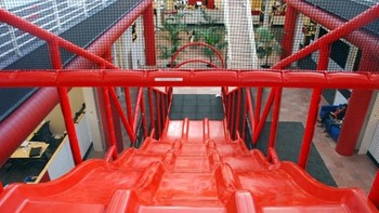 Ada perosotan raksasa di dalamnya. (Foto: Huffingtonpost)