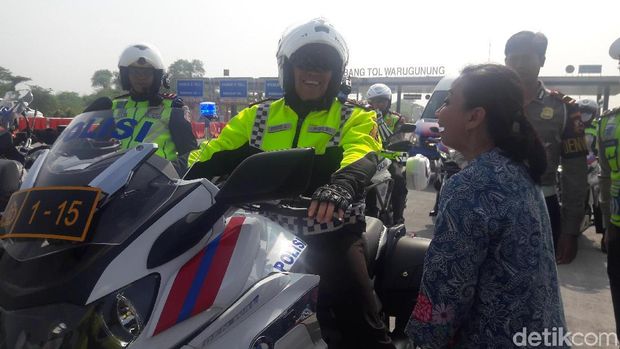 Kakorlantas Irjen Pol Royke Lumowa saat naik moge mengecek kondisi tol