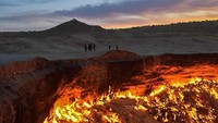 Gas memicu api dan menyalalah api hingga sekarang di dalam lubang. Akhirnya tempat ini dinamakan Door to Hell karena api yang terus menyala, berwarna merah dan terasa panas di sekitarnya. (world.corner/Instagram)