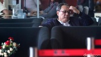 Sementara itu, dalam penyidikan kasus ini, KPK juga memeriksa keponakan Novanto, Irvanto Hendra Pambudi Cahyo, sebagai saksi untuk Oka hari ini. Irvanto tiba lebih dulu di KPK, sekitar pukul 09.30 WIB.