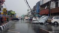 Tak hanya menumbangkan pohon, auning atau atap tambahan sejumlah toko juga beterbangan, di jalan Ahmad Yani auning terbang dan menimpa sejumlah mobil yang terparkir/Foto: Syahdan Alamsyah