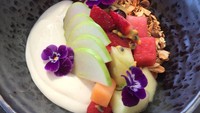 Untuk racikan sehat ada fruit salad, berisi aneka buah segar dengan yogurt. Dihiasi cantik dengan edible flower. Foto: Instagram @Mart130