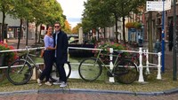 Selama 2 tahun, Jordi dan Ross berkeliling dunia. Mereka melakukan aktivitas seru bersama, antara lain keliling kota naik sepeda di Amsterdam. (Jordi Lippe-McGraw/Instagram)