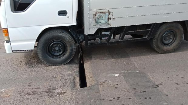 Jalan renggang di Jembatan Akses Marunda