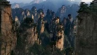 Meskipun terlihat menyeramkan, nyatanya The Bailong Elevator mengantar traveler ke pemandangan yang luar biasa indah. Traveler dapat meihat pegunungan Pandora Halelujah Mountain yang mempesona (lera311088/Instagram)
