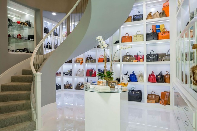 Seperti dikutip dari Mail Online, Theresa Roemer mengeluarkan uang hingga US$ 500 ribu hanya untuk membuat ‘lemari’ super besar tersebut. Bangunan tiga lantai di rumahnya di Texas, Amerika Serikat ini dibuat setelah teman-temannya yang kerap datang ke kediamannya mengatakan seharusnya Theresa memiliki lemari yang lebih besar. “Sejak saat itu, lemariku semakin besar dan besar,” ujarnya. Foto: Instagram