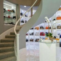 Seperti dikutip dari Mail Online, Theresa Roemer mengeluarkan uang hingga US$ 500 ribu hanya untuk membuat ‘lemari’ super besar tersebut. Bangunan tiga lantai di rumahnya di Texas, Amerika Serikat ini dibuat setelah teman-temannya yang kerap datang ke kediamannya mengatakan seharusnya Theresa memiliki lemari yang lebih besar. “Sejak saat itu, lemariku semakin besar dan besar,” ujarnya. Foto: Instagram