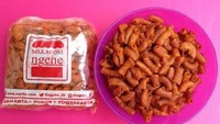 Makaroni kering yang digoreng garing kemudian dibubuhi bubuk cabai jadi camilan favorit anak kekinian. Level pedasnya bisa disesuaikan. Saking ngehitsnya, kios makaroni ini pernah diantre sampai berjam-jam. Foto: Istimewa