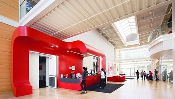 Namun setelah gedungnya dibeli Google pada tahun 2008, mereka menyewa jasa Huntsman Architectural Group untuk mentransformasi interiornya menjadi lebih terang, luas, dan terbuka. (Foto: Google)