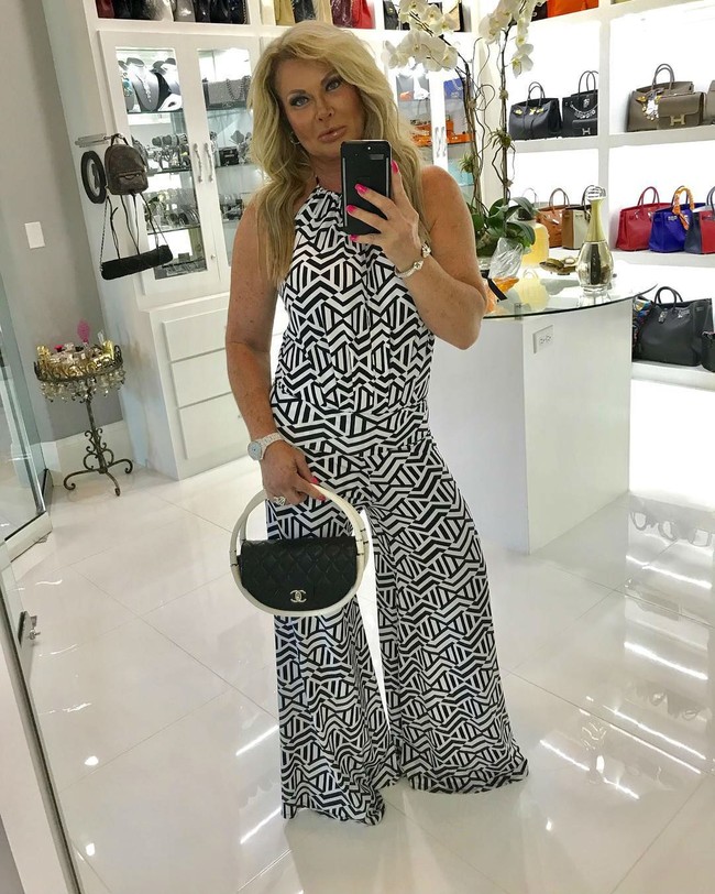 Kekayaan Theresa Roemer bukan hanya dari perusahaan minyaknya saja. Wanita berusia 56 tahun itu juga seorang CEO of Theresa Roemer. Perusahaan tersebut menaungi sejumlah brand lifestyle di antaranya lini busana olahraga dan lini dekorasi rumah. Foto: Instagram