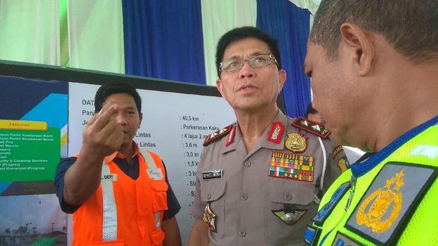 Kakorlantas Polri Irjen Royke Lumowa mengecek kesiapan tol di Surabaya.