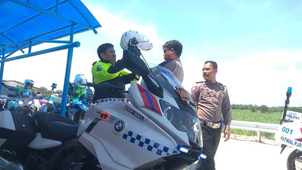 Naik Moge Gaya Kakorlantas saat Tinjau Tol di Jatim 