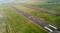 Landas pacu atau runway pesawat sudah rapi. Landas pacu tersebut telah dilengkapi dengan garis-garis putih.