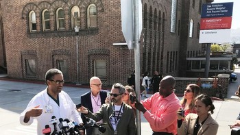 Dokter rumah sakit memberi keterangan pada wartawan mengenai kondisi korban. Foto: Reuters