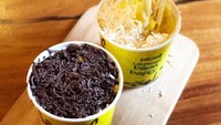 Jasuke singkatan dari jagung susu keju. Sesuai namanya, jajanan murah ini terbuat dari campuran jagung rebus, mentega, susu kental manis, dan taburan keju parut. Rasa jagung yang manis berpadu dengan manisnya susu dan keju. Nyam! Biasanya harga satu gelas jasuke Rp 5.000. Foto: Instagram @makanapo
