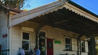 Jika melintasi St. Kilda Anda akan melihat Mart 130, kafe mungil yang menempati bekas stasiun Canterbury Road, Melbourne. Dikenal dengan sajian kopi yang enak. Foto: Instagram @Mart130