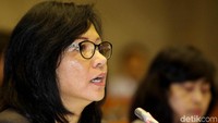 Selain Karen, dua tersangka lainnya yakni, Chief Legal Councel and Compliance Pertamina (pada saat kasus terjadi) berinisial GP. Serta mantan Direktur Keuangan Pertamina berinisial FS. Ketiga tersangka disangkakan melanggar Pasal 2 ayat (1), Pasal 3 Undang-Undang tipikor juncto Pasal 55 ayat (1) ke-1 KUHP. Kapuspenkum Kejagung, M Rum mengatakan kerugian keuangan diperkirakan Rp 568 miliar. Rengga Sancaya/detikcom.