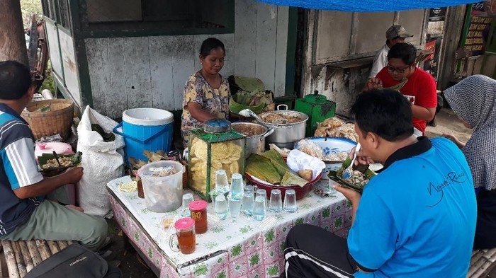 Ke Ngawi Jangan Lupa Coba Pecel Letok Pincuk Daun Jati