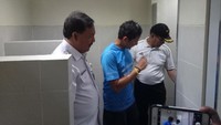 Foto: Sandiaga memberi masukan agar desain tangga dan kamar mandi memperhatikan kebutuhan kaum difabel. Fotografer: Muhammad Fida Ul Haq