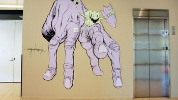 Tembok-tembok yang dihiasi dengan lukisan mural. Kantor YouTube dilengkapi banyak fasilitas yang memanjakan karyawan. Foto: Huffingtonpost