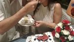 Sweet! Ini 10 Pose Romantis Baby Margaretha dan Suami Saat Makan