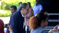 KPK sebelumnya memperingatkan Oka agar hadir dalam panggilan ketiga ini. Oka, dalam panggilan pertama pada Rabu (28/3) dan kedua pada Senin (2/4), absen karena dirawat di RS Pusat Otak Nasional (PON).