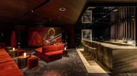 Di bagian lounge rumah ini ada televisi 200 inci dan sound system senilai US$ 450.000 atau sekitar Rp 6 miliar. Istimewa/Williams & Williams Estates.