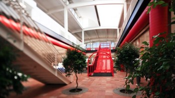 Salah satu spot favorit karyawan YouTube: taman bermain. (Foto: storyepic)