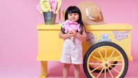 Munel habis jajan es krim nih, tapi bukan es krim sungguhan. Ia berpose di studio foto dengan properti gerobak es krim. Foto: Instagram @babymoonella