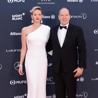 Putri Charlene bersama suaminya, Pangeran Albert II dari Monako saat menghadiri Laures World Sports Awards Februari 2018 lalu. Charlene tampil sophisticated dengan gaun off shoulder dan bagian lengan bervolume. Foto: Getty Images