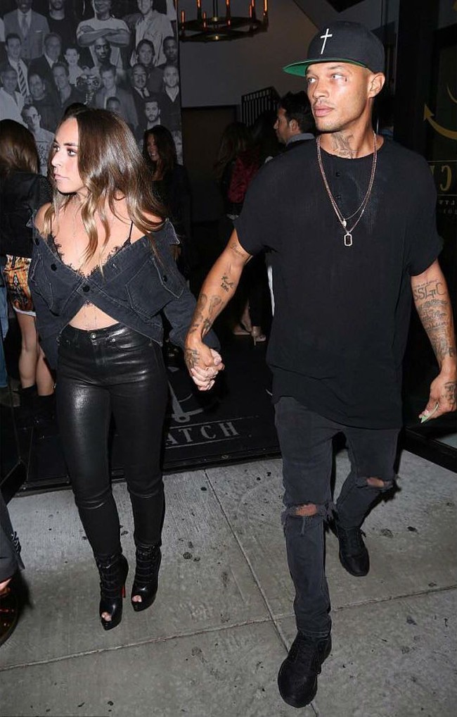 Hubungan mereka pun menjadi kontroversi. Netizen kerap mencaci hubungan terlarang tersebut. Foto: Instagram