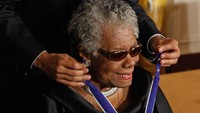 Maya juga pernah mendapatkan medali dari Obama karena kontribusinya di bidang seni pada tahun 2011. Chip Somodevilla/Getty Images.
