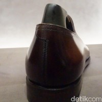 Tak hanya itu, sepatu ini bak bunglon lantaran warnanya bisa diubah sesuai keinginan. Cukup dipoles dengan cat khusus racikan Berluti, warna sepatu pun berubah. Tinggal bawa ke butik, nanti tim mastercolorist kami yang memprosesnya, tambah Ryan. (Foto: Daniel Ngantung/Wolipop)