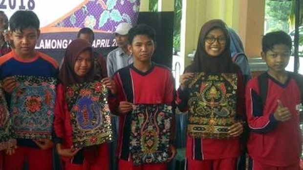 Ketika Anak-anak Difabel Mendesain Batik di Lamongan