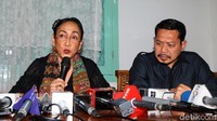 Ia pun meminta maaf perihal kejadian puisi Ibu Indonesia yang dinilai melecehkan agama Islam. Pool/Ismail/detikFoto.