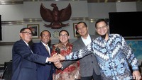 Fadli Zon melakukan salam komando bersama pimpinan Komisi I DPR.