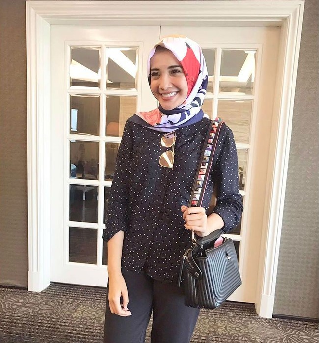 Zaskia Sungkar yang mengoleksi berbagai tas branded mulai dari Hermes hingga Chanel bergaya dengan strap atau tali tas dari brand Fendi. Tali tas berwarna hitam dengan hiasan stud warna-warni ini dijual di situs resmi Fendi seharga US$ 1.140 atau sekitar Rp 15,7 juta. Foto: Instagram