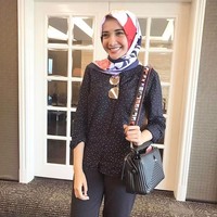 Zaskia Sungkar yang mengoleksi berbagai tas branded mulai dari Hermes hingga Chanel bergaya dengan strap atau tali tas dari brand Fendi. Tali tas berwarna hitam dengan hiasan stud warna-warni ini dijual di situs resmi Fendi seharga US$ 1.140 atau sekitar Rp 15,7 juta. Foto: Instagram