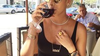 Sluuuurrp! Menikmati segelas red wine aing hari, Kinny tampaknya sangat menikmati liburannya di Los Angles. Foto: Instagram @kimmyjayanti