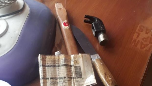 Barang bukti yang disita berupa pisau dan palu.