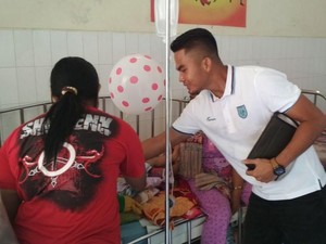 Lewat Perselacare, Para Pemain Persela Berbagi Senyum