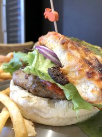 Wouw! Begini Jadinya Kalau Pizza Ditumpuk di Atas Burger!