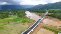 Jembatan Grindulu menghubungkan wilayah Ploso dan Sirnoboyo, di Desa Kembang dan Desa Ploso, Kecamatan Pacitan, Kabupaten Pacitan, Provinsi Jawa Timur. Istimewa/Instagram/Kementerian BUMN.