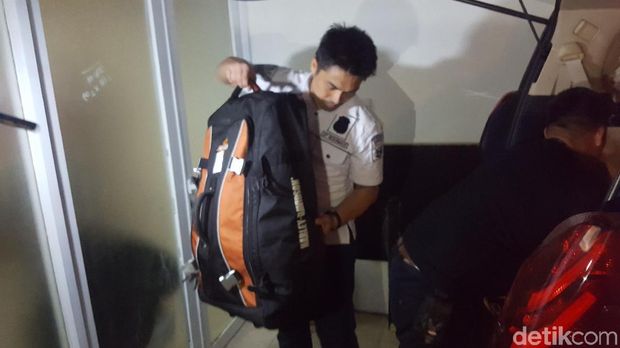  Penyidik menggeledah rumah bos Abu Tours di Kartika Residence, Depok, Rabu (4/4/2018)