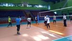 Smash! Aksi Sandiaga Main Voli di GOR Bulungan